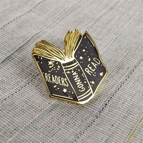 Un Brillante Poco Esmalte Pin Pin Con Un Diseño De Libro De Los