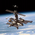 Mir (station spatiale) — Wikipédia en 2020 | Station spatiale, Voyage ...