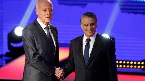 عمت الاحتفالات الشعبية، مساء الأحد، كافة المدن التونسية، بعدما خرج الآلاف من التونسيين إلى الشوارع، للتعبير عن فرحتهم وترحيبهم بالقرارات التي أعلنها الرئيس قيس سعيّد. نبيل القروي: قيس سعيد يذكّرني بالقذافي وماعندو ما يعمل و ...