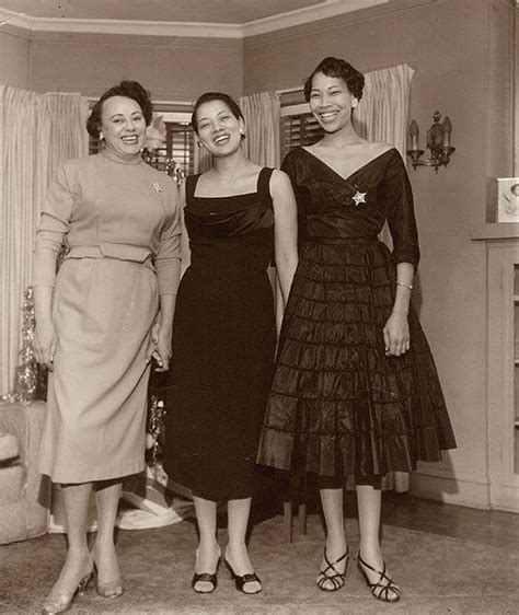 These 31 Vintage Snapshots Of 50s African American Women In Dresses