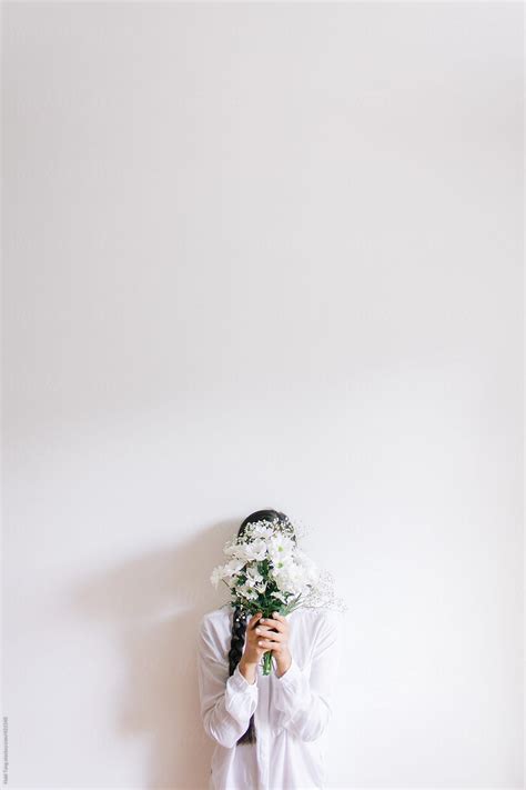 Young Woman Holding Beautiful White Flower Bouquet By Nabi Tang Stocksy United White Flower