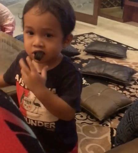 Beli garam kasar kat kedai. Urus Uri Anak Dengan Letak Sekali Dengan Pensel dan Buku ...