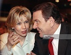 Der SPD-Vorsitzende, Bundeskanzler Gerhard Schröder, und seine Frau ...
