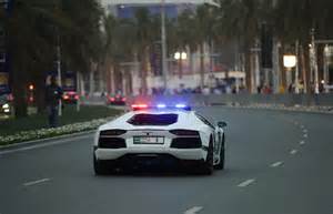 Scopri ricette, idee per la casa, consigli di stile e altre idee da provare. Irre Polizeiautos: Polizei in Dubai fährt Streife im ...