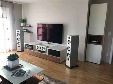 Das heisst, sie bieten genau den stauraum und die stellfläche, die sie in ihrem wohnzimmer benötigen. HIFI-moebel-nussbaum-cremefarben-lackiert - HANNESLANGE ...