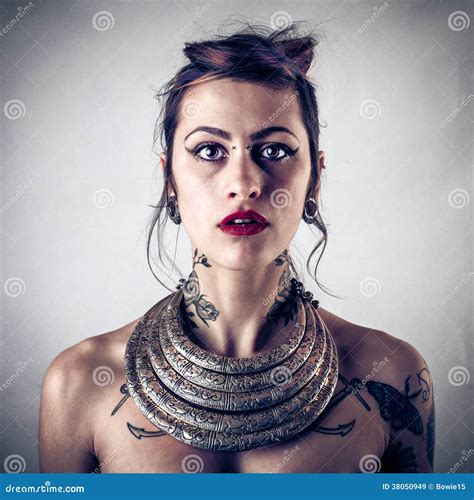 Donna Alternativa Con I Tatuaggi Immagine Stock Immagine Di Indie Felice 38050949