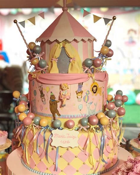 Um arraso de bolo com o tema Circo Menina Credito pieceofcakebr Decoração babe