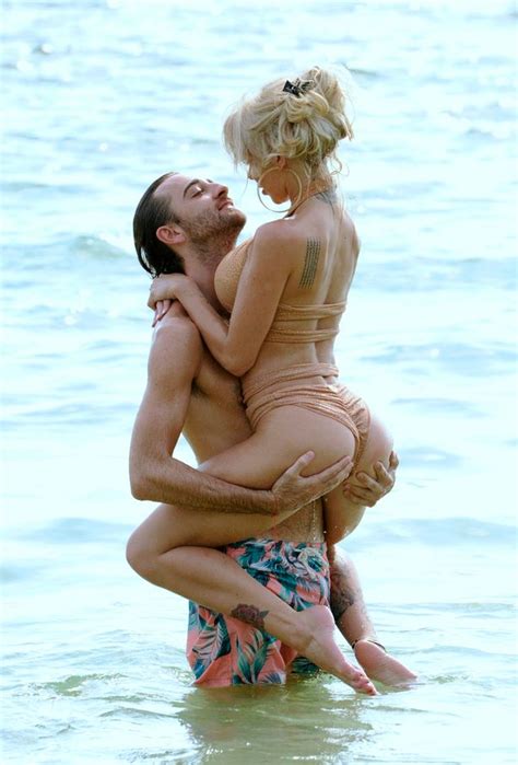 Love Island S Hannah Elizabeth Flashes Huge Cleavage In Nude Bikini As