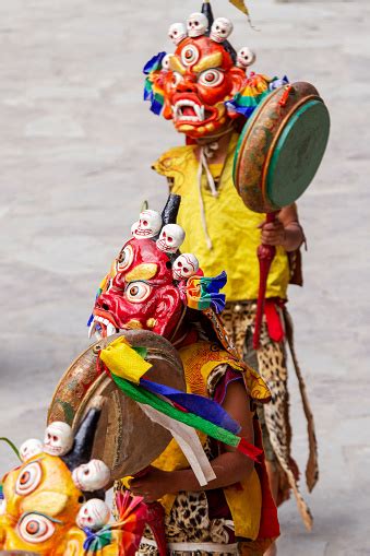 Foto De Monges Não Identificados Em Máscaras Com Tambores Executa Uma