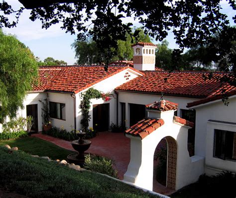 Santa Barbara Style Spanish Home Courtyard 地中海 家の外観 サンタバーバラ
