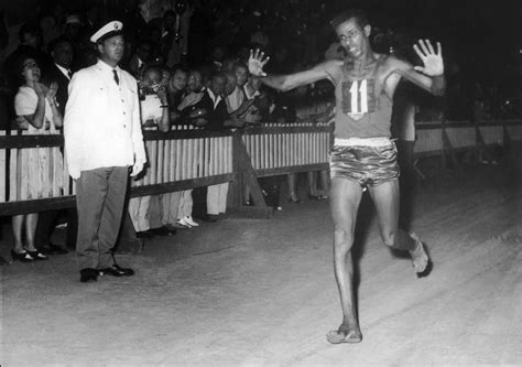 En 1960 LÉthiopien Abebe Bikila Remporte Le Marathon De Rome Pieds