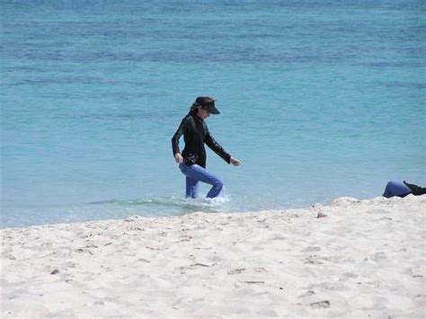 Start date 29 oct 2017. Di Pantai Ini Perempuan Iran Bisa Berbikini