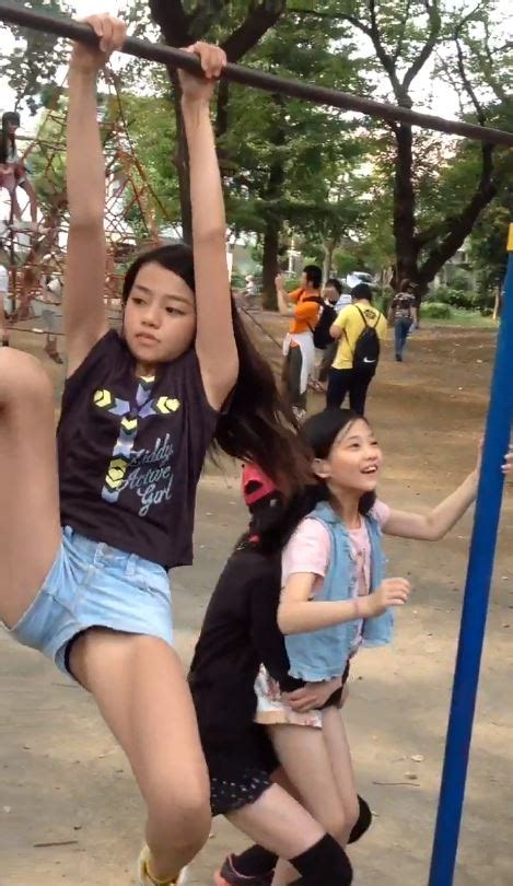 【犯罪者予備軍】ロリコンたちが鉄棒で遊ぶjs女子小学生を動画撮影