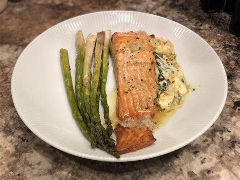 It's of aromatics such as fresh thyme, dill, parsley, and / or citrus zest. Creamy spinach stuffed salmon | Creamy spinach, Spinach, Keto salmon