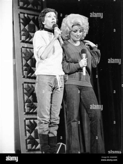 Nashville Tn Feb 1979 Dolly Parton And Carol Brunette Rehearsal