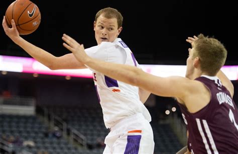 Purple Aces Cant Complete Comeback Lose Mvc Opener To Southern Illinois At The Buzzer