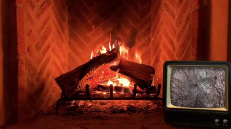 It originally aired from 1966 to 1989 on new york city television station wpix (channel 11), which revived the broadcast in 2001. Christmas Yule Log Fireplace Classic Holiday Favorites ...
