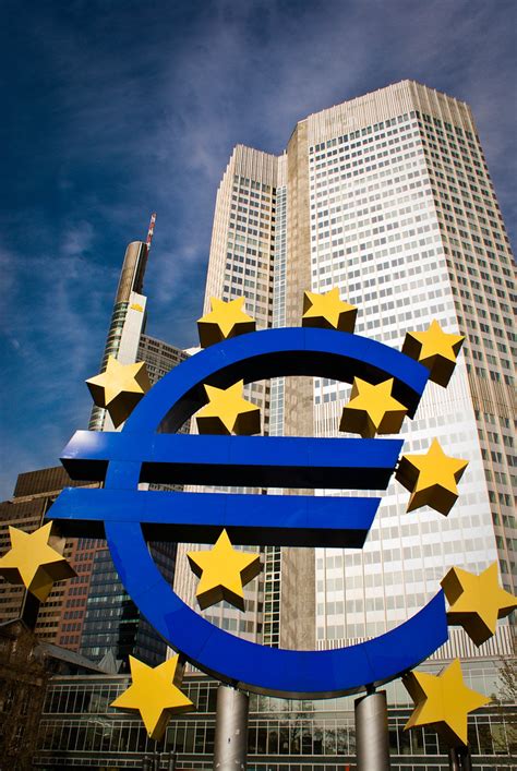La banca centrale europea, con sede a francoforte in germania, gestisce l'euro, la moneta comunitaria. Euro | Francoforte - Banca Centrale Europea | Gilmoth Gil ...