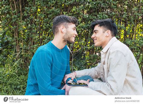 Verliebtes Schwules Paar Steht Sich Im Park Gegenüber Und Küsst Sich Ein Lizenzfreies Stock