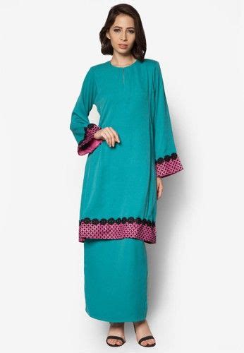 Jika anda menyukai baju yang tidak banyak menggunakan ornament. Baju Kurung Pahang from Gene Martino in Green | Baju ...