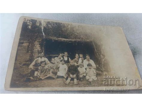 Снимка Искрецъ Мъж жени и деца пред дървен навес Стари снимки Изделия от хартия balkanauction
