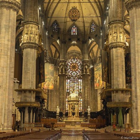Linterno Del Duomo Di Milano è A Cinque Navate Con Il Transetto A Tre Il Presbiterio è