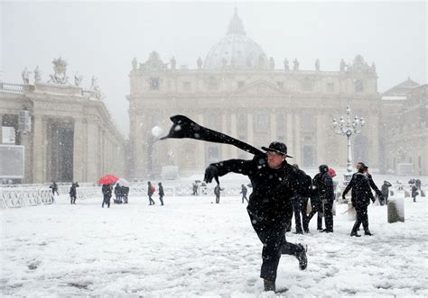Snow Falls In Rome And The Eternal City Takes A Holiday The New York