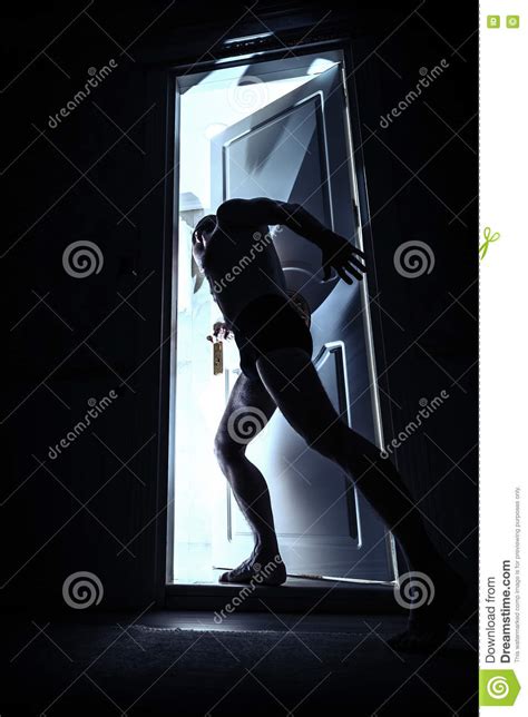 El Hombre Entra En La Puerta De Abertura De Sitio Negro Foto De Archivo