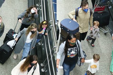 Bretas também contou a reação de paulo ao descobrir que estava com coronavírus. Thales Bretas desembarca em aeroporto de São Paulo com os ...