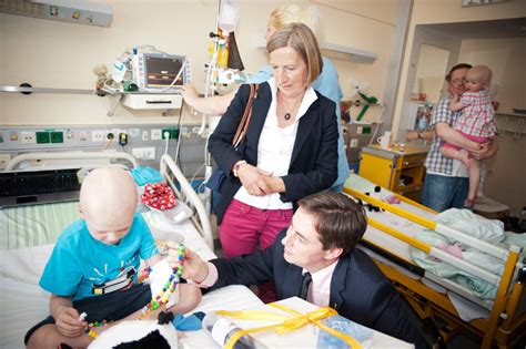 McAllister besucht Krebsstation der Kinderklinik MHH Verein für krebskranke Kinder