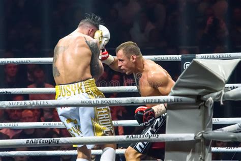 Oleksandr Usyk Y Mairis Briedis Durante Su Boxeo Luchan Fotografía