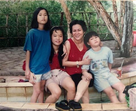 Cô có nguyên quán tại huế và lớn lên tại thành phố hồ chí minh. Mấy ai như Lâm Vỹ Dạ, chưa dậy khỏi giường đã selfie khoe ...