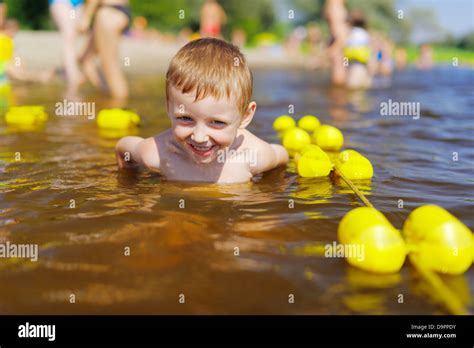 Kinder Baden Im Fluss Stockfotos Und Bilder Kaufen Alamy
