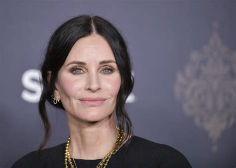 Courteney Cox Shows Fans How ‘real New Yorkers Eat Pizza In Instagram