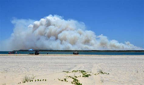 In the last hour, the fire front has only moved about 100 metres, commissioner leach told reporters just before. Smoke cloaks Fraser Island | Gympie Times