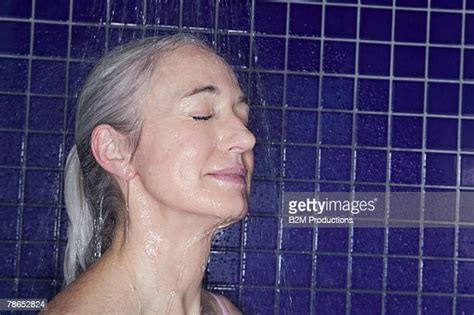 Older Woman Washing Hair Photos Et Images De Collection Getty Images