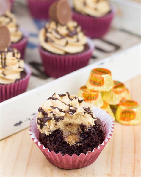 objetivo cupcake perfecto cupcakes de chocolate con mantequilla de cacahuete y reese s cups