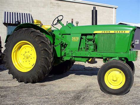 Hundreds Of Antique John Deere Tractor Enthusiasts Show Up For Reunion