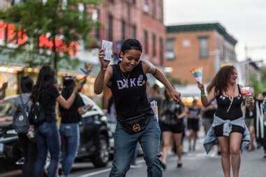 Dyke March Vs Pride Parades How Dyke March Celebrates Queer Protest Thrillist