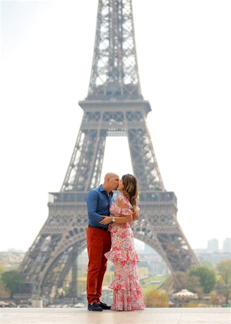 kissing under the eiffel tower photographer romantic photoshoot photo sessions