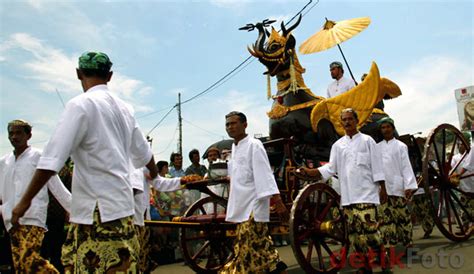 Oleh karena itu, wajib dilestarikan pakaian adat jawa tengah pakaian adat sumatra barat. Budaya Jawa Barat - THE COLOUR OF INDONESIA