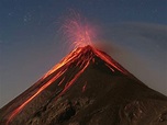 Vulkan als geologische Struktur aus der Lava und Gas entweicht.