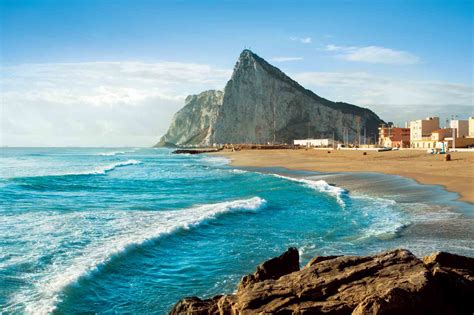 Gibraltar es un territorio británico de ultramar situado en una pequeña península del extremo sur de la península ibérica, haciendo frontera. Gibraltar - Torremolinos | Transat