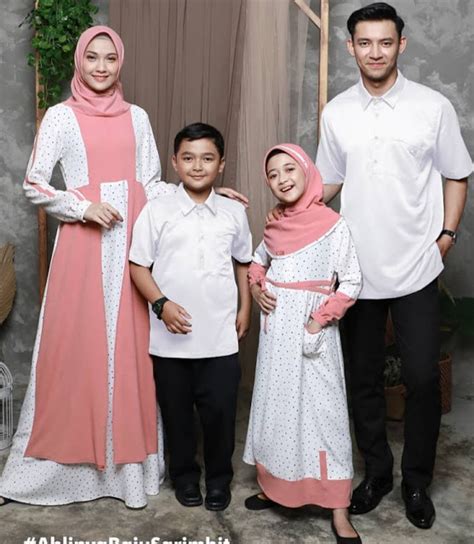 Seperti beberapa selebriti berikut yang mulai membagikan koleksi seragam keluarga mereka untuk di hari raya. Lebaran Model Gamis Couple Keluarga Terbaru 2020