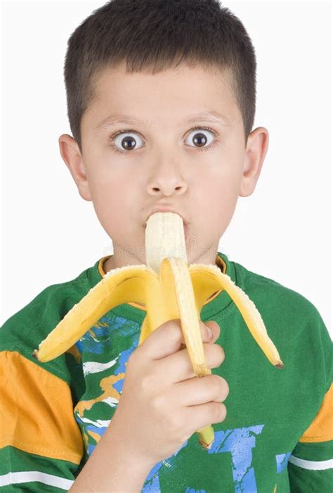 Menino Que Come A Banana Imagem Imagem 5399804