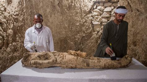discovery of two tombs dating back 3 500 years announced in egypt