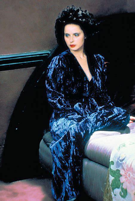 1997 yılında, o bir alınan altın küre filmindeki rolüyle tv için bir mini dizi veya yapılan film bir kadın oyuncu tarafından en i̇yi. Isabella Rossellini | Blue velvet movie, Isabella ...