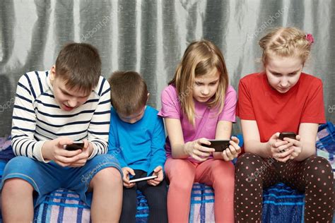 Children Playing Game On Mobile Phones — Stock Photo © Ryzhov 67041293