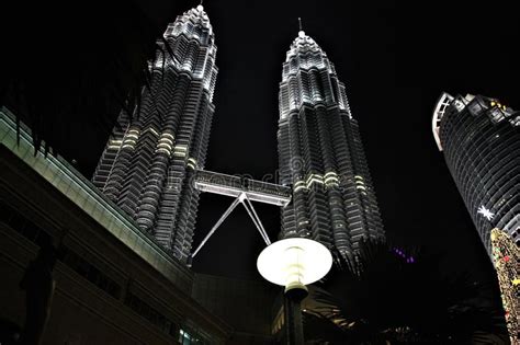 The Petronas Twin Towers At Night Tallest Twin Towers In The World At
