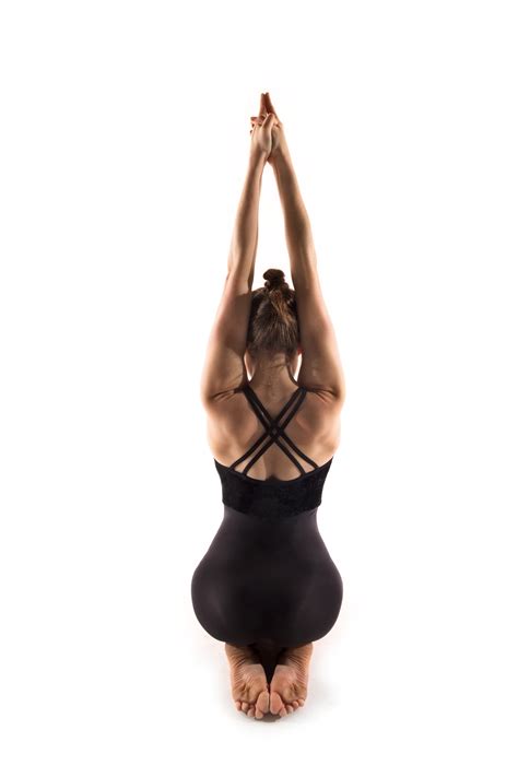 Ejercicios para el dolor de espalda baja desde casa con la práctica de yoga Vogue